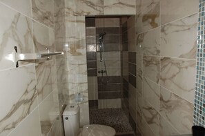 컴포트 더블룸, 더블침대 1개 | 욕실 | 샤워 시설, 무료 세면용품, 타월