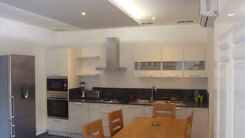 Comfort Double Room, 1 Double Bed | Private kitchen | Fridge, microwave, oven, stovetop