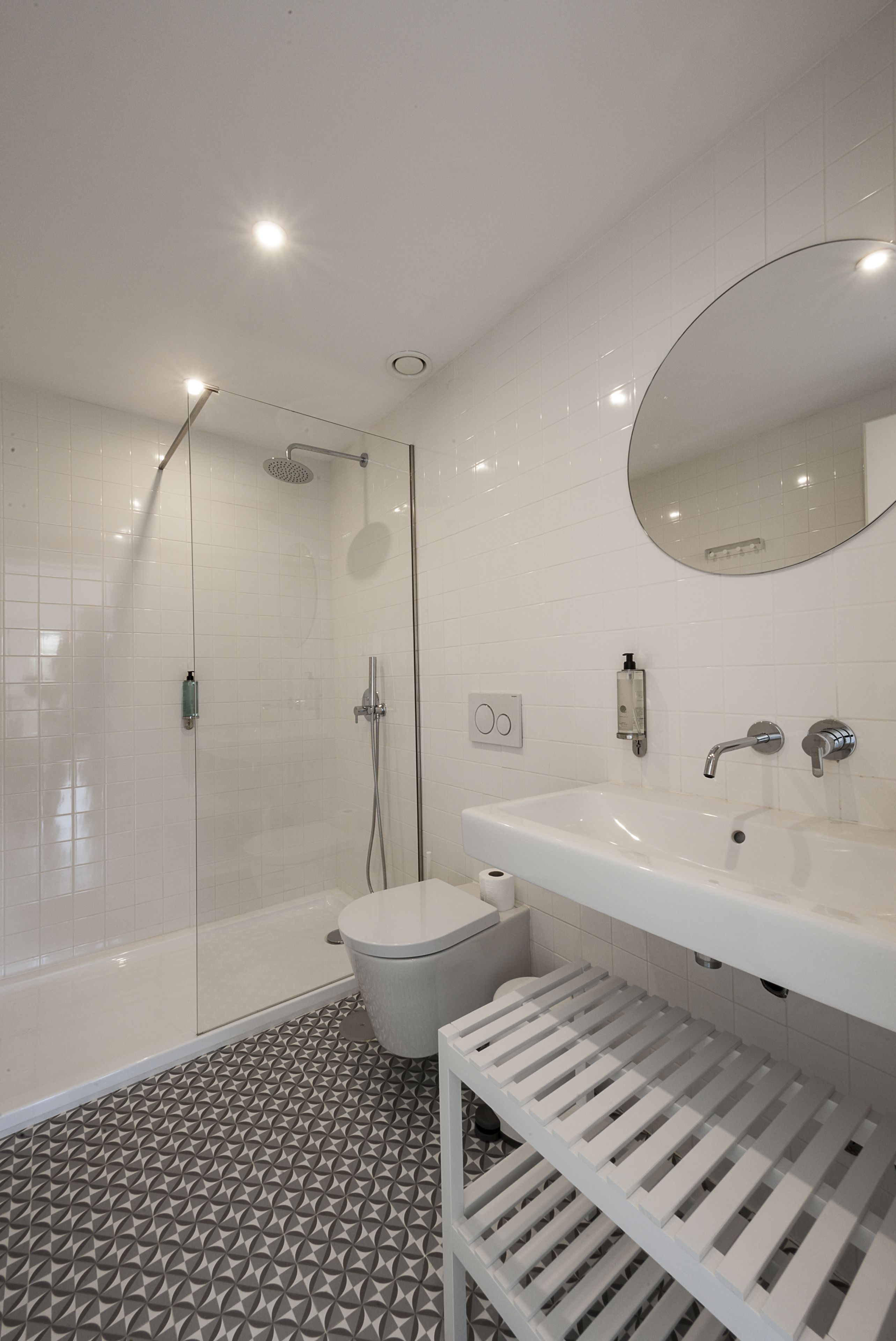 apartment 07, 1 queen bed, non smoking | bathroom | shower, free toiletries, hair dryer, towels