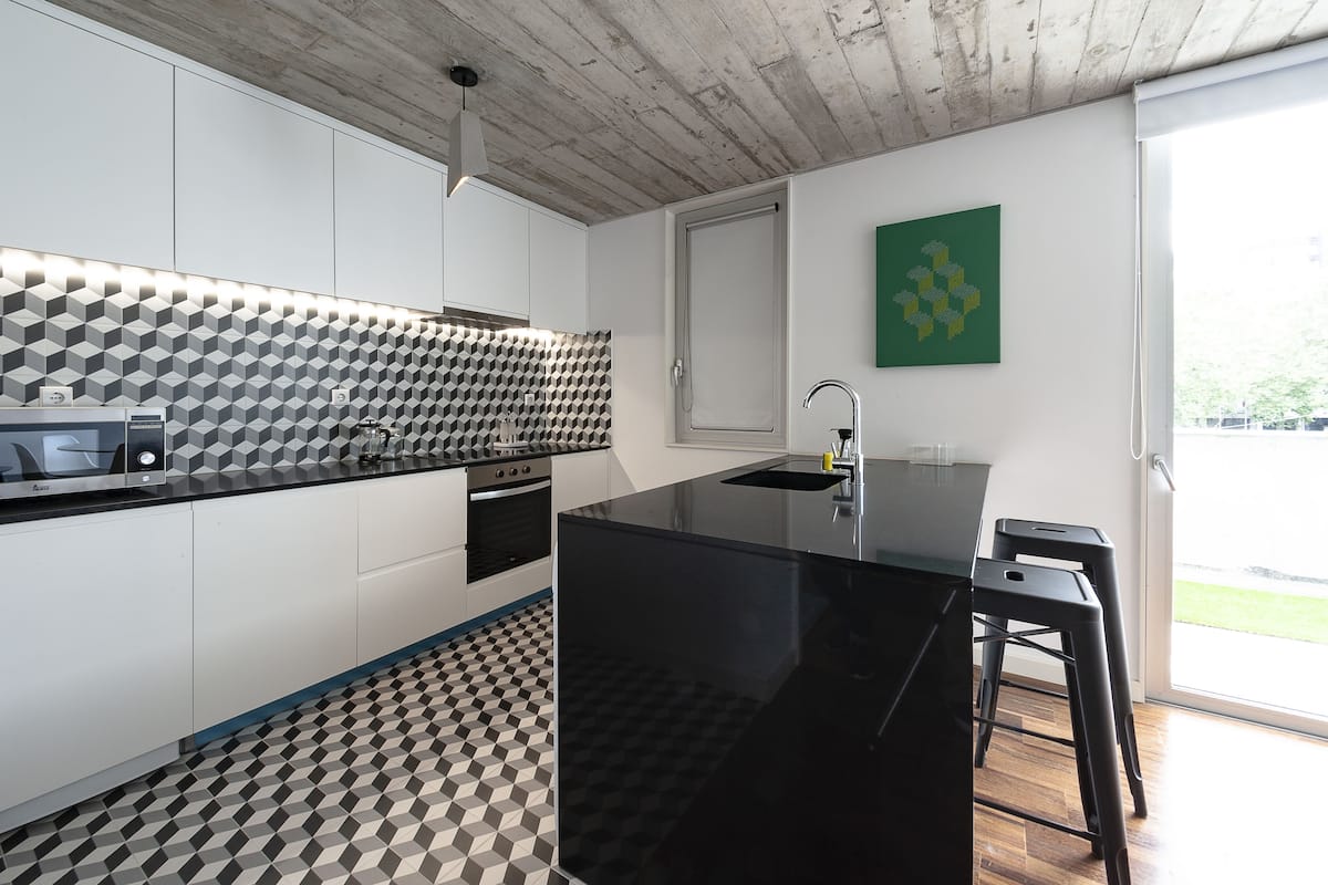 apartment 05, 2 bedrooms, non smoking | private kitchen | fridge, microwave, oven, stovetop
