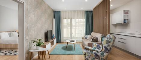 Standard Double Room, Balcony | Living area