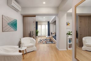 Una sala de estar moderna con un sofá, una mesa de centro y un tapete decorativo.