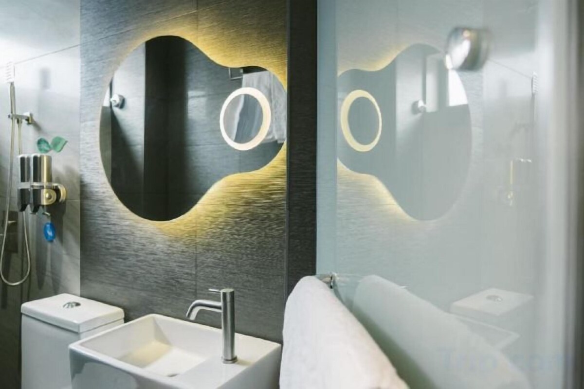 Douche, articles de toilette gratuits, chaussons, serviettes fournies