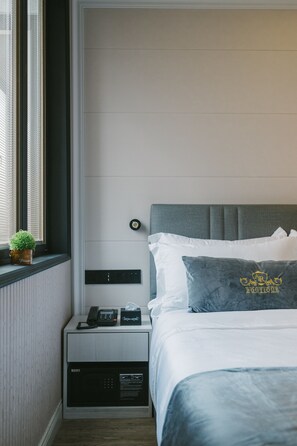 In-room safe, individually decorated, individually furnished, desk - A&R Boutique Hotel (Kuala Lumpur)
