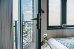 In-room safe, individually decorated, individually furnished, desk - A&R Boutique Hotel (Kuala Lumpur)