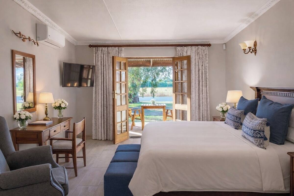 Suite familiar, 2 habitaciones, vistas al jardín, en la zona del jardín | Minibar, caja fuerte, escritorio y wifi gratis