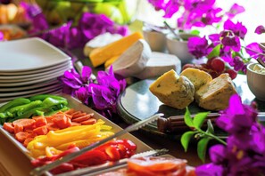 Free daily buffet breakfast  - Bakenskraal Ostrich Palace (Oudtshoorn)