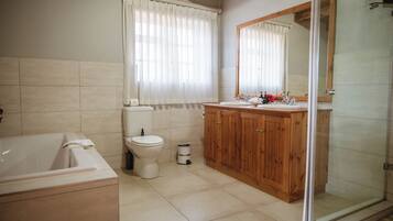 Suite Familiale, 2 chambres, vue jardin, côté jardin | Salle de bain | Baignoire et douche séparées, baignoire relaxante profonde