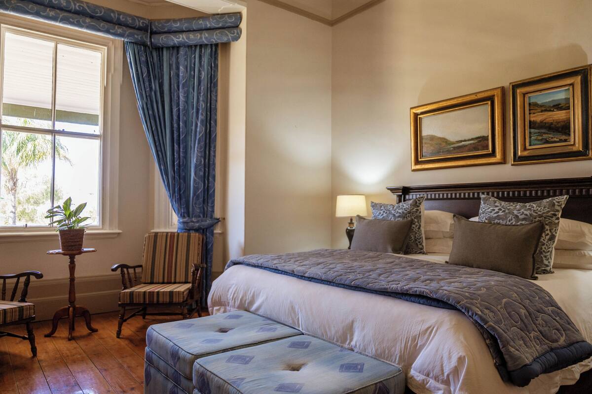 Habitación doble Premium | Minibar, caja de seguridad en la habitación y decoración personalizada