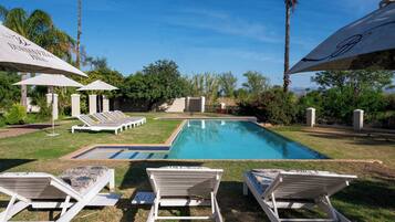 Kolam renang terbuka, payung kolam, kerusi lepak pantai