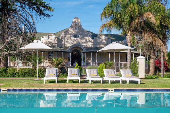 Outdoor pool, pool umbrellas, pool loungers - Bakenskraal Ostrich Palace (Oudtshoorn)