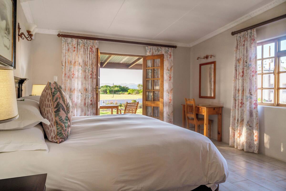 Habitación familiar, 2 habitaciones, en edificio contiguo | Minibar, caja de seguridad en la habitación y decoración personalizada