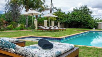 Kolam renang terbuka, payung kolam, kerusi lepak pantai