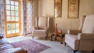 Family Suite, 2 Bedrooms, Garden View, Garden Area | Bar mini, peti besi dalam bilik, dihias secara berasingan