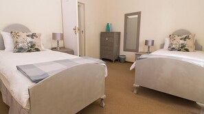 Familienhaus, 2 Schlafzimmer | 2 Schlafzimmer, Schreibtisch, schallisolierte Zimmer