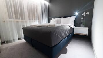 Apartemen Deluks, Beberapa Tempat Tidur, Bebas Asap Rokok | Seprai premium, minibar, brankas, dan tirai kedap cahaya