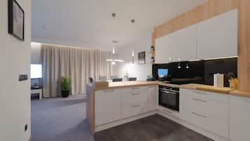 Deluxe Apartment, 3 Bedrooms, Non Smoking | Private kitchenette | Full-sized fridge, stovetop, dishwasher, electric kettle