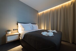 Sengetøy av topp kvalitet, minibar, safe på rommet og blendingsgardiner