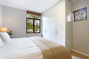 Luxury Apartment | In-room safe, free WiFi, bed sheets