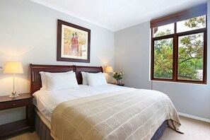 Luxury Apartment | In-room safe, free WiFi, bed sheets - Boundless Apartments (Stellenbosch)