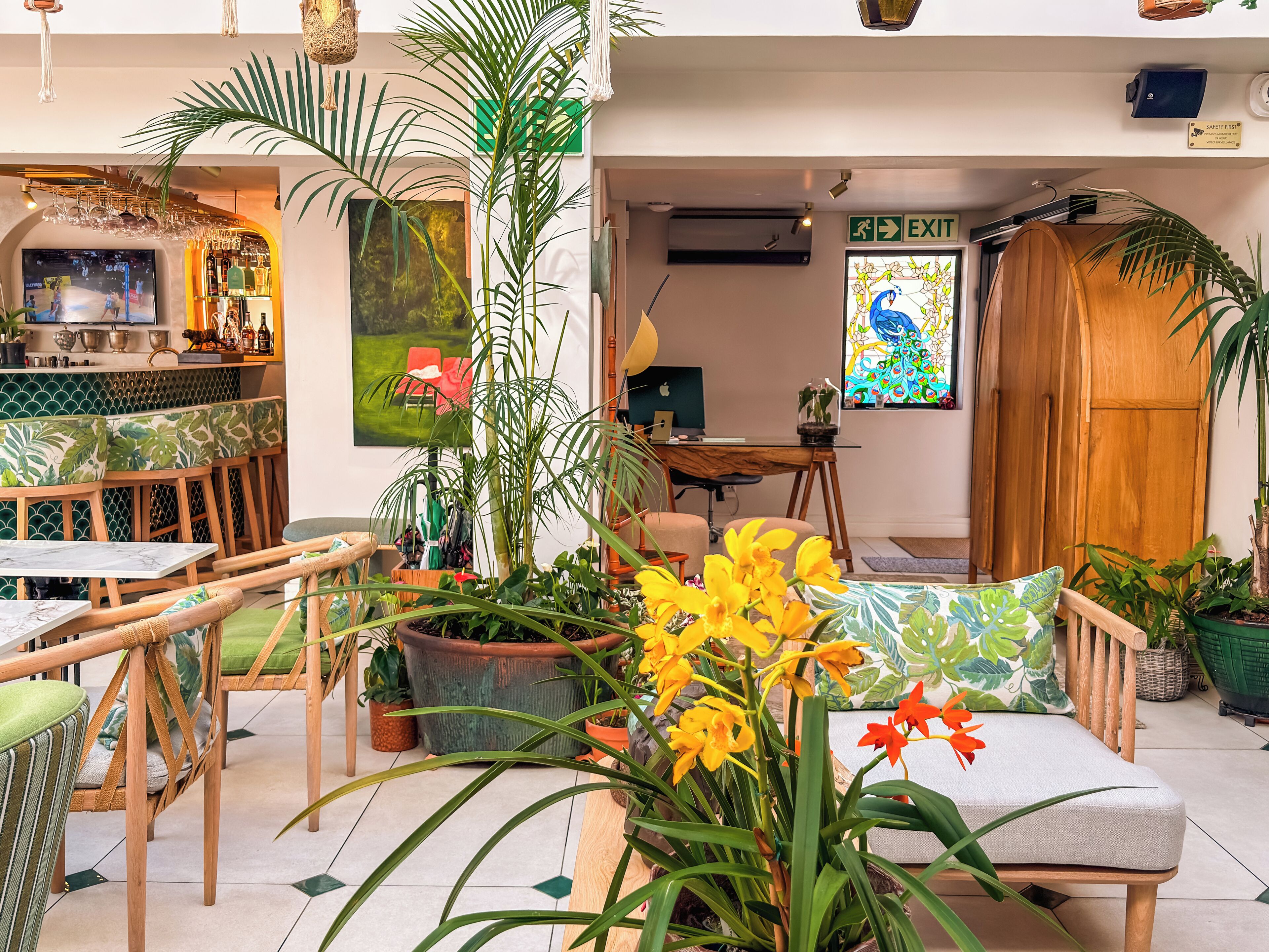 Un espacio interior acogedor con asientos, una barra y un amplio ventanal con vistas.