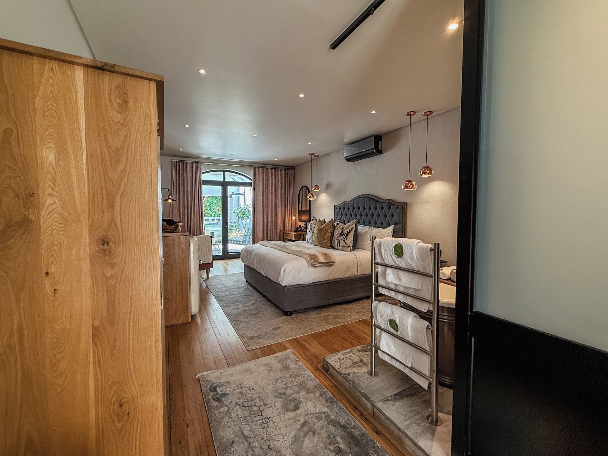 Habitación de lujo, hidromasaje, vista a la ciudad | 1 habitación, ropa de cama de alta calidad y camas con efecto memoria 