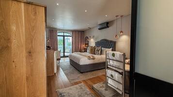 Habitación de lujo, hidromasaje, vista a la ciudad | 1 habitación, ropa de cama de alta calidad y camas con efecto memoria