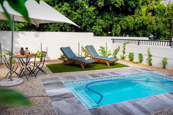 Outdoor pool, pool loungers