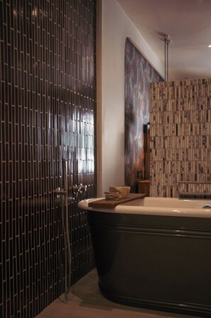 Luxe kamer, 1 kingsize bed | Badkamer | Een aparte badkuip en douche, een diep bad, een regendouche