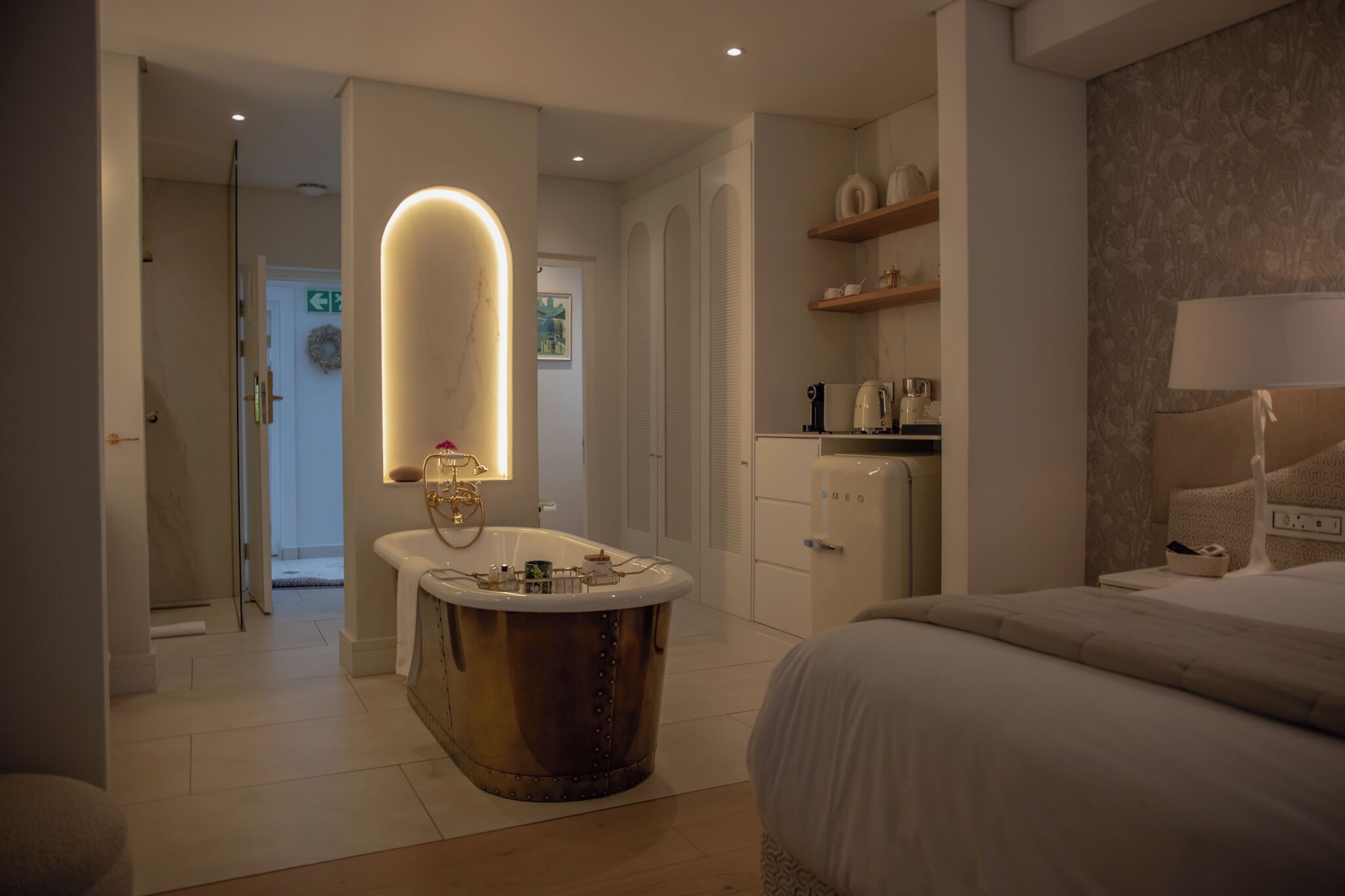 Un baño moderno con una bañera independiente, un tocador con espejo y una zona de ducha.