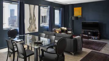 Studio Luxe, 1 grand lit, salle de bains attenante, vue ville | Coin séjour | TV connectée de 55 pouces avec chaßnes numériques, télévision, Netflix