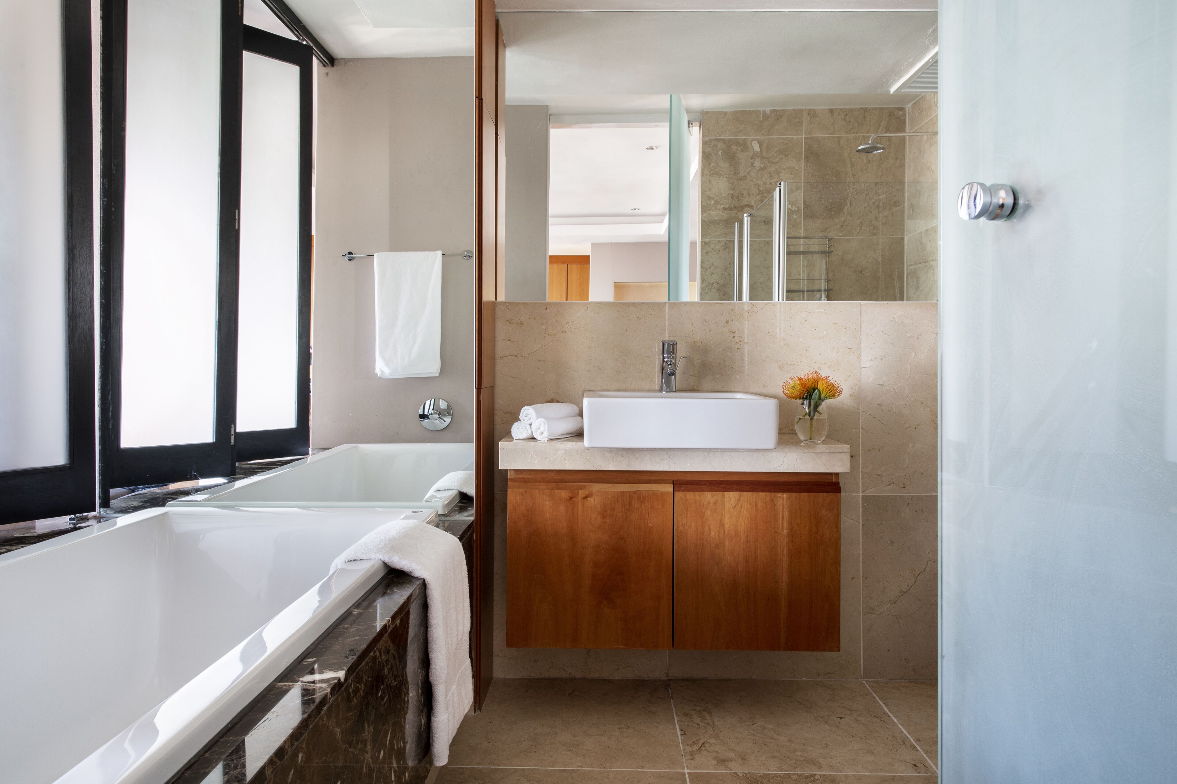 Luxe studio, 1 queensize bed, uitzicht op de stad | Badkamer | Een aparte badkuip en douche, een diep bad, een regendouche