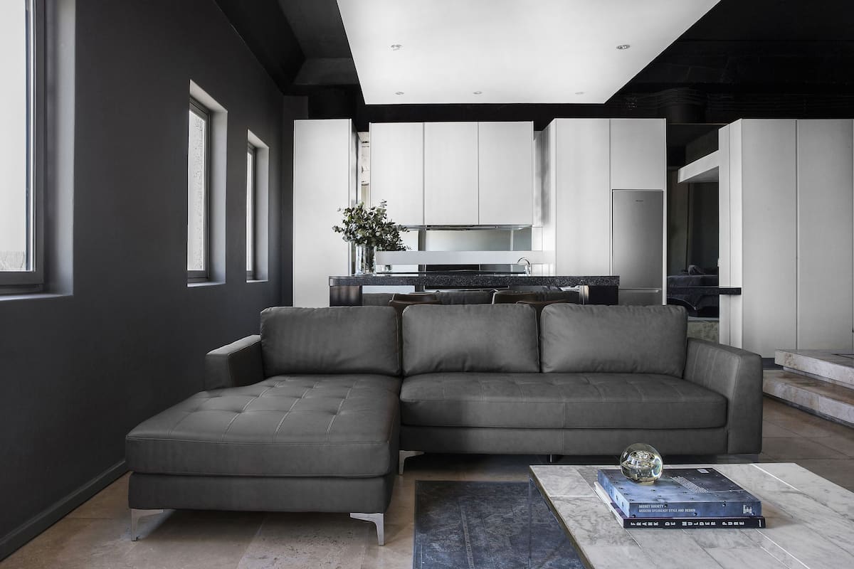 Estudio de lujo, 1 cama de matrimonio, baño privado, vistas a la ciudad | Zona de estar | Smart TV de 55 pulgadas con canales digitales, una televisión