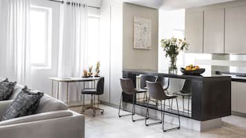 Estúdio superluxo, 1 cama Queen, suíte, vista para a cidade | Cozinha privada | Geladeira grande, micro-ondas, fogão, cooktop