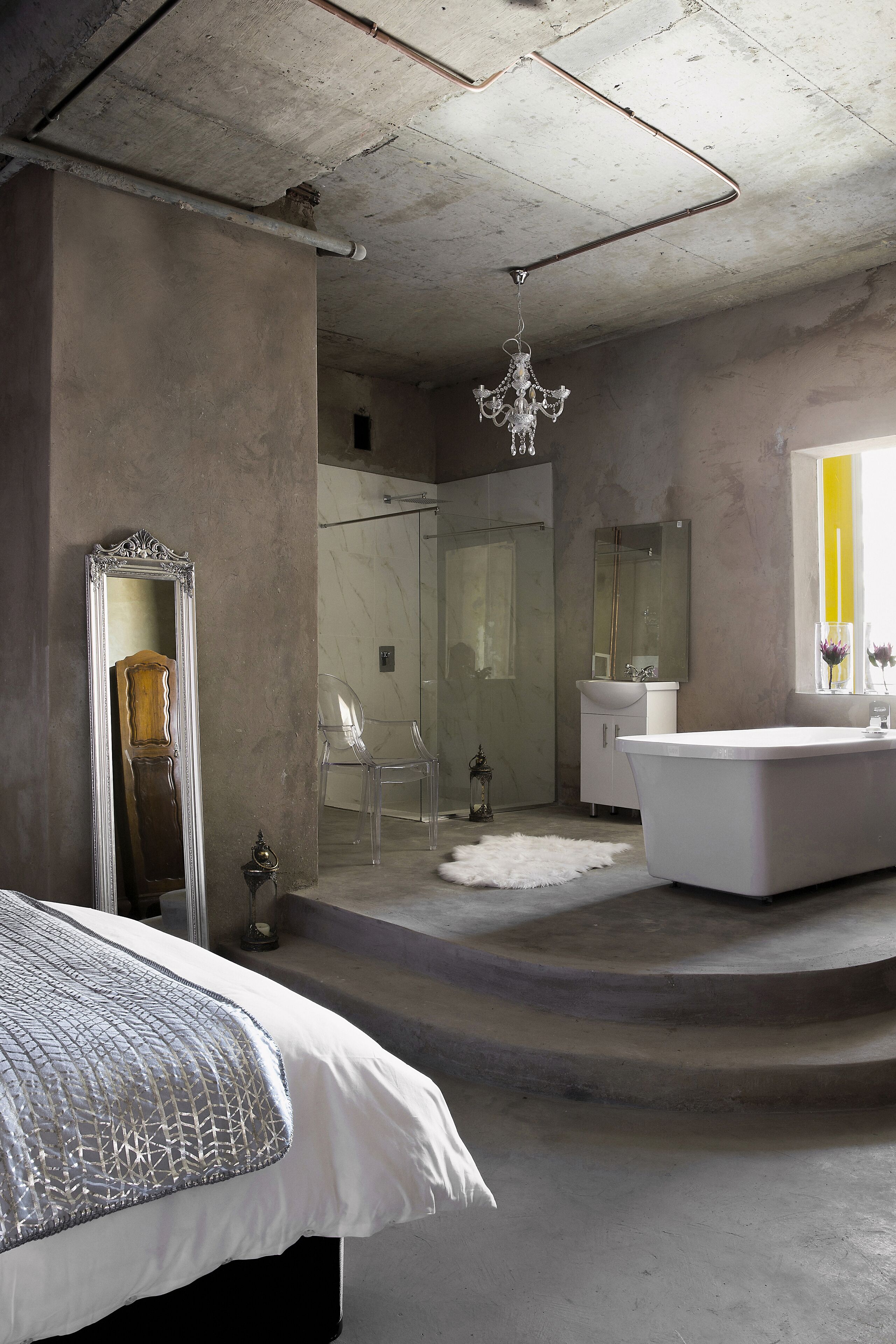 Luxe studio, 1 queensize bed, keuken, uitzicht op stad | Badkamer | Een aparte badkuip en douche, een diep bad, een regendouche