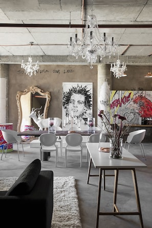 Luxury Studio, 1 Queen Bed, Kitchen, City View | In-room dining - The Franklin Loft Apartments (Johannesburg)