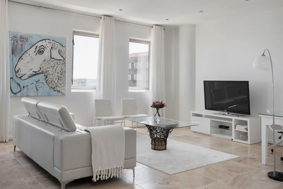 Luxe studio, 1 queensize bed, keuken, uitzicht op de stad | Woonkamer | Een 55-inch smart-tv met digitale zenders, televisie en Netflix