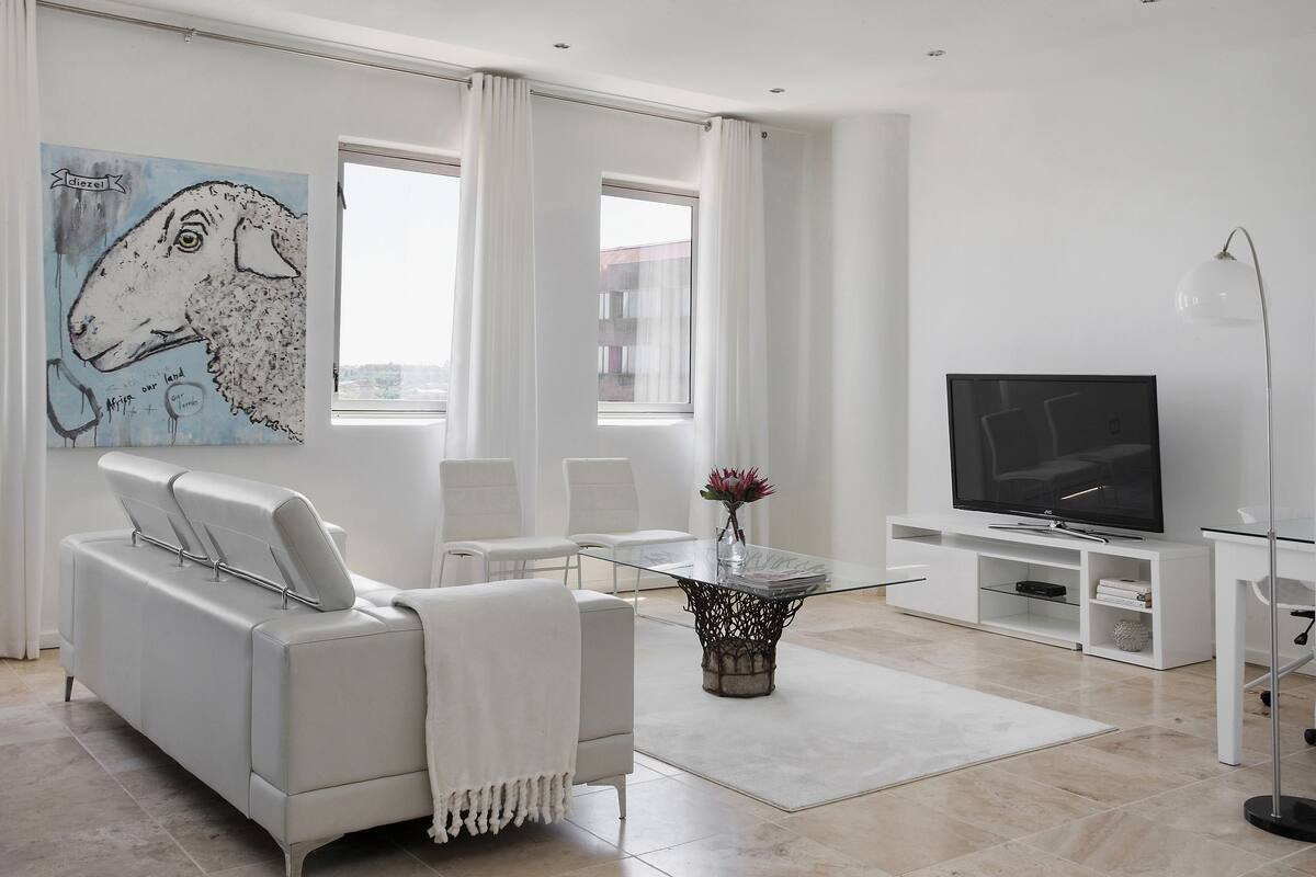 Estudio de lujo, 1 cama de matrimonio, cocina, vistas a la ciudad | Sala de estar | Smart TV de 55 pulgadas con canales digitales, una televisión