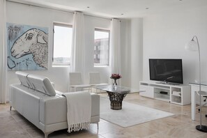 Luksusstudio, 1 queensize-seng, kjøkken, byutsikt | Oppholdsrom | En 55-tommers smart-TV med digitale kanaler samt TV og Netflix