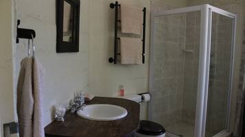 Deluxe Room | Bathroom