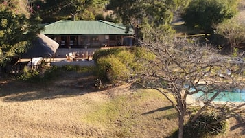 Un chalet doté d’un toit végétalisé, d’un espace extérieur aménagé et d’une piscine.