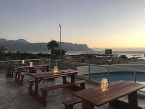 Outdoor dining - Ocean Breeze Economy Suites (Cape Town)