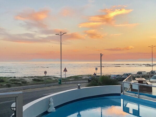 Outdoor pool - Ocean Breeze Economy Suites (Cape Town)