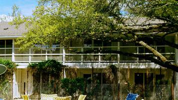 Una piscina al aire libre de temporada