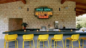 Bar junto a la piscina