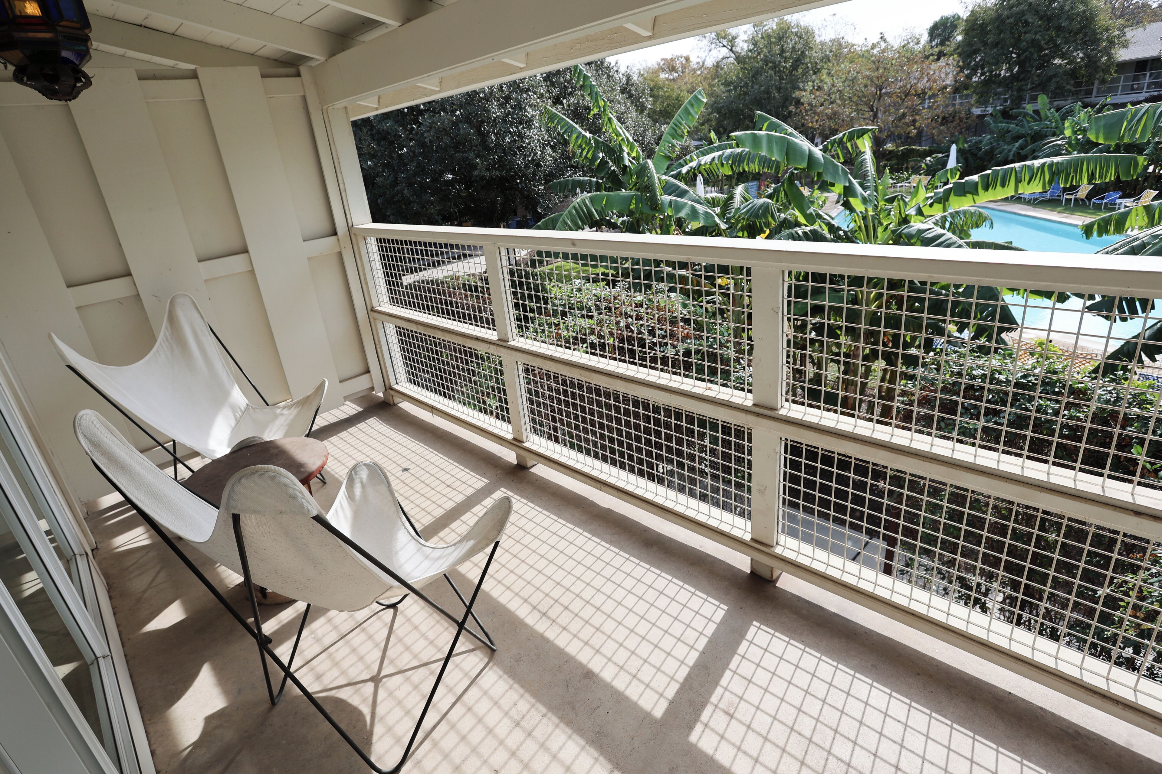 Caja fuerte, cortinas opacas, tabla de planchar con plancha