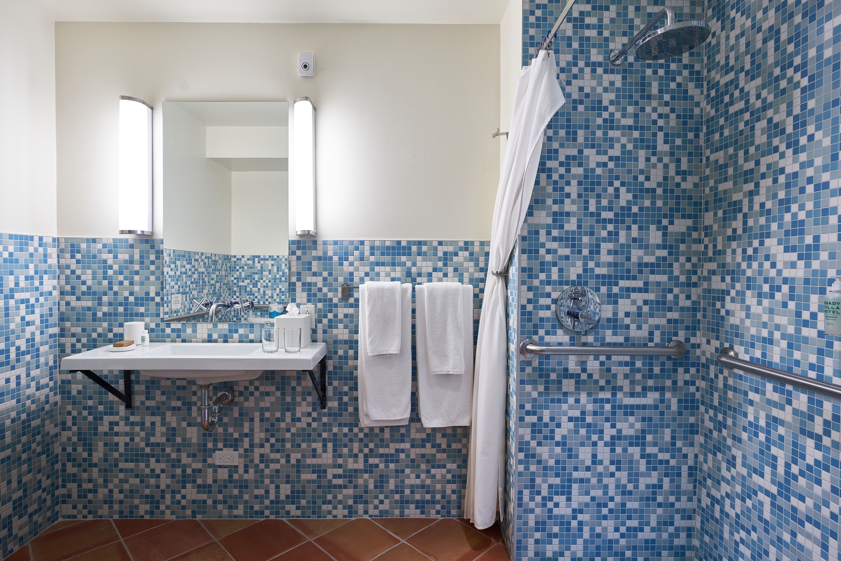 deluxe single room, 1 king bed, non smoking | bathroom | shower, rainfall showerhead, designer toiletries, hair dryer