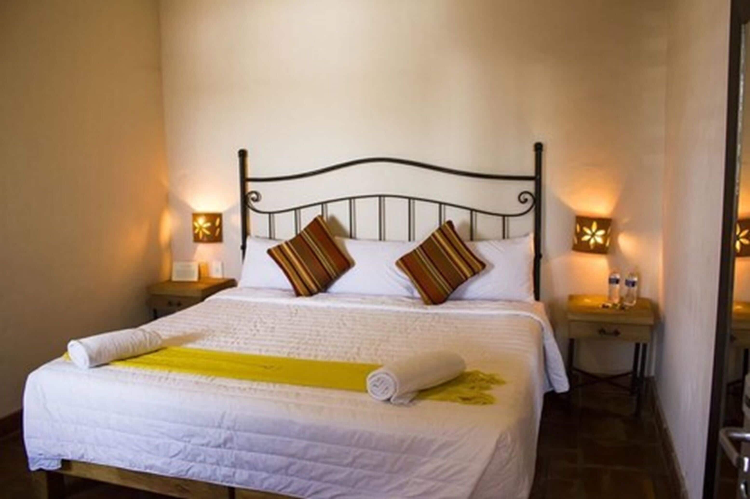 deluxe double room, 1 king bed, non smoking | premium bedding, down duvets, blackout curtains, iron/ironing board