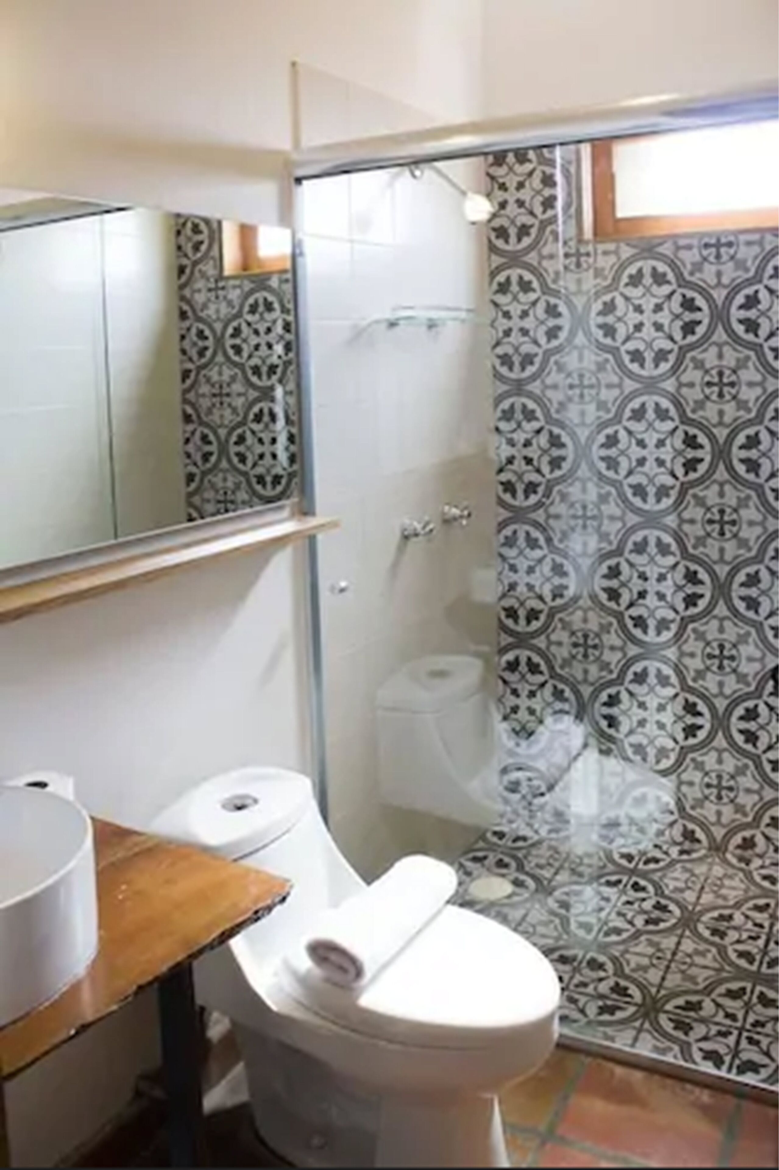 deluxe double room, 1 king bed, non smoking | bathroom | shower, free toiletries, hair dryer, towels