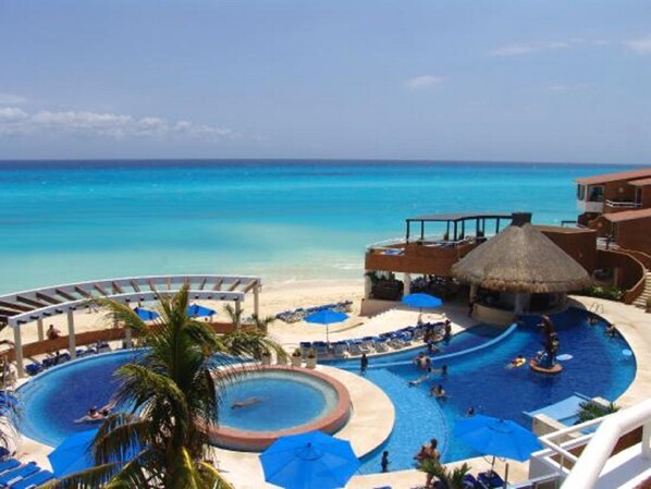 Een buitenzwembad en een verwarmd zwembad